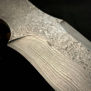 Mehrschichtiger Rohling aus laminiertem Kohlenstoffstahl, handgeschmiedet für die Messerherstellung.