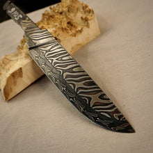 Laden Sie das Bild in den Galerie-Viewer, Unique Damascus Steel Blade Blank for knife making, crafting, hobby. Art 9.105