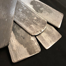 Charger l&#39;image dans la galerie, Acier laminé, billette de forge &quot;San Mai&quot;, pour la fabrication de couteaux professionnels. Action américaine.