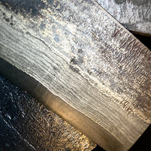 Charger l&#39;image dans la galerie, Blanc en acier au carbone laminé Damas, forge à la main pour la fabrication de couteaux.